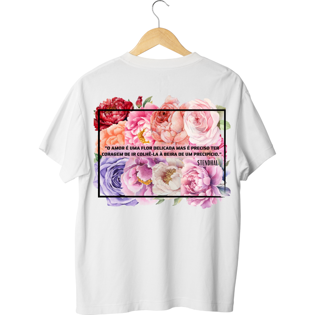 Camiseta Oversized Amor é uma Flor Delicada